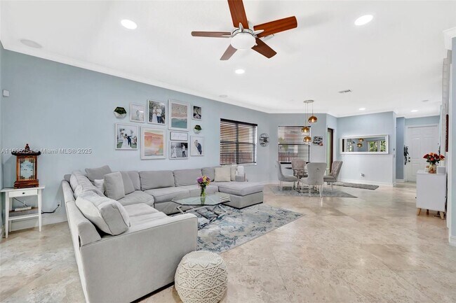 Building Photo - 853 SW 11th Ct