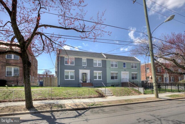 Building Photo - 257 Newcomb St SE