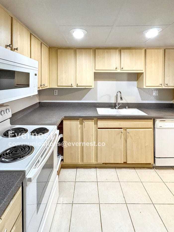 Building Photo - 1021 Evans Ct