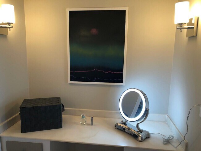 Building Photo - 3040 Lake Shore Dr