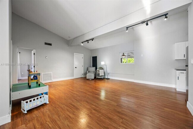 Building Photo - 1651 SW 13th Ave