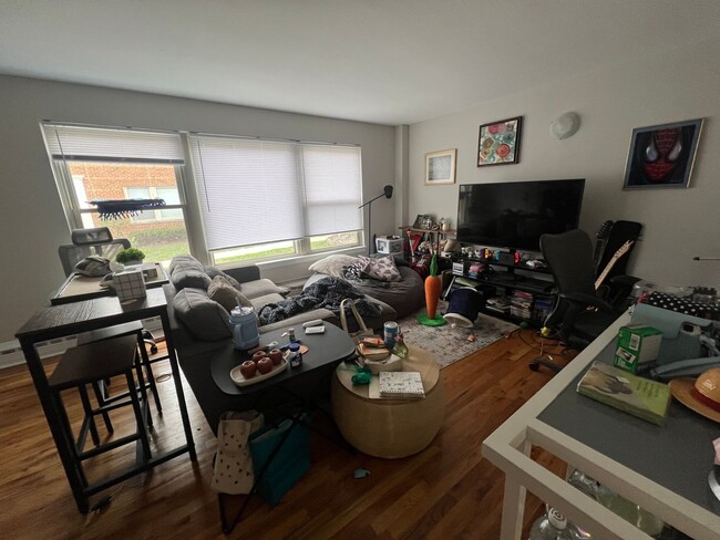 Building Photo - Ravenswood Renovated One Bedroom
