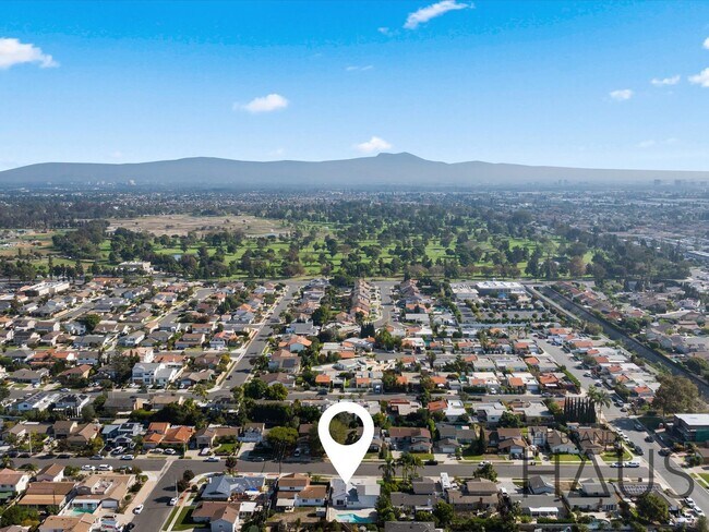 Building Photo - Two Primary Bedrooms, Pool, & Air Conditio...