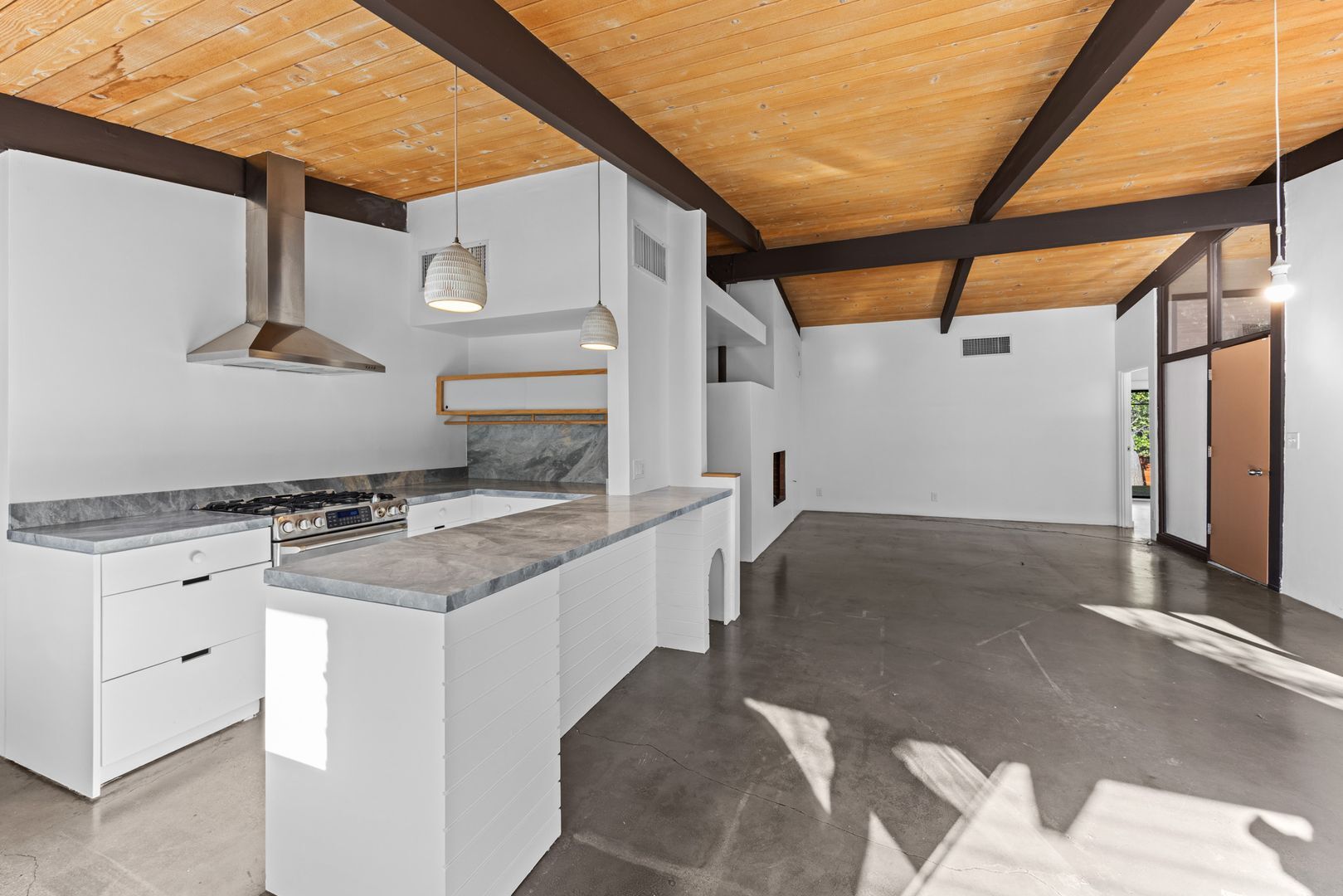 Building Photo - Updated Mid-Century Home in Picturesque Woodland Hills