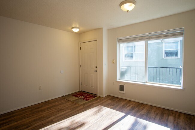 Building Photo - Top Floor 1Bdr w/Modern Appliances + Washe...