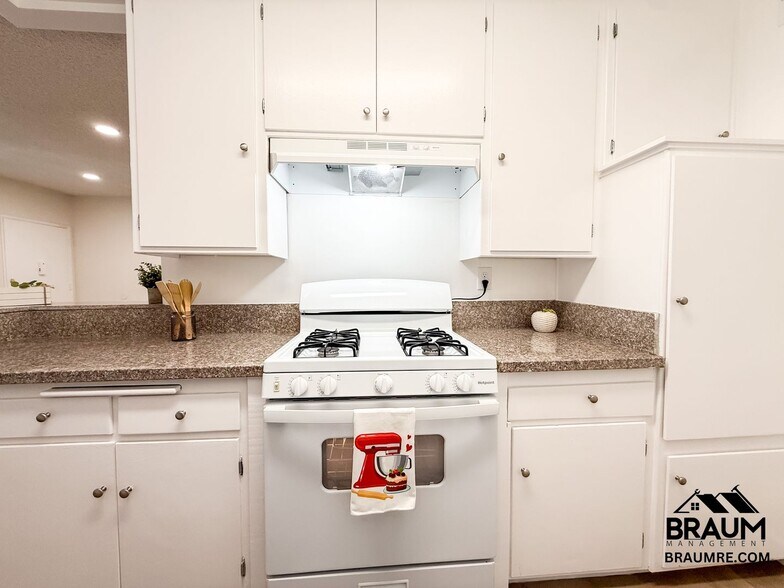 Building Photo - 6041 Whitsett Ave