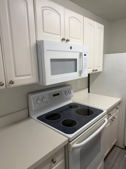 new appliances - 2035 S Elm St