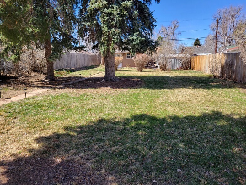 Building Photo - 1675 Ulster St