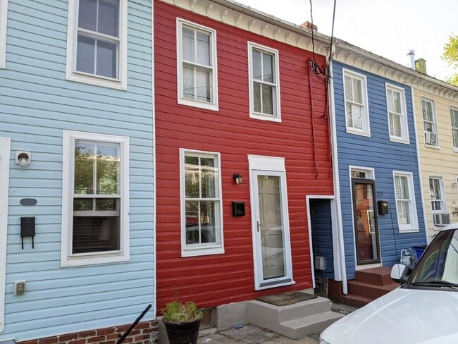 Building Photo - Charming two level row house in downtown Frederick available now!