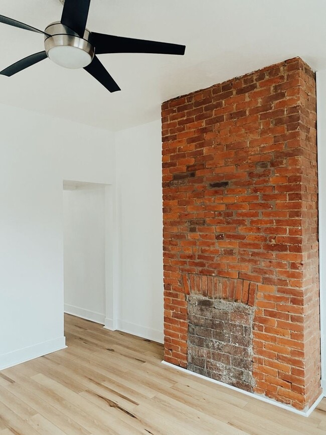 Building Photo - NEWLY RENOVATED 2 BEDROOM IN THE HEART OF BLOOMFIELD!