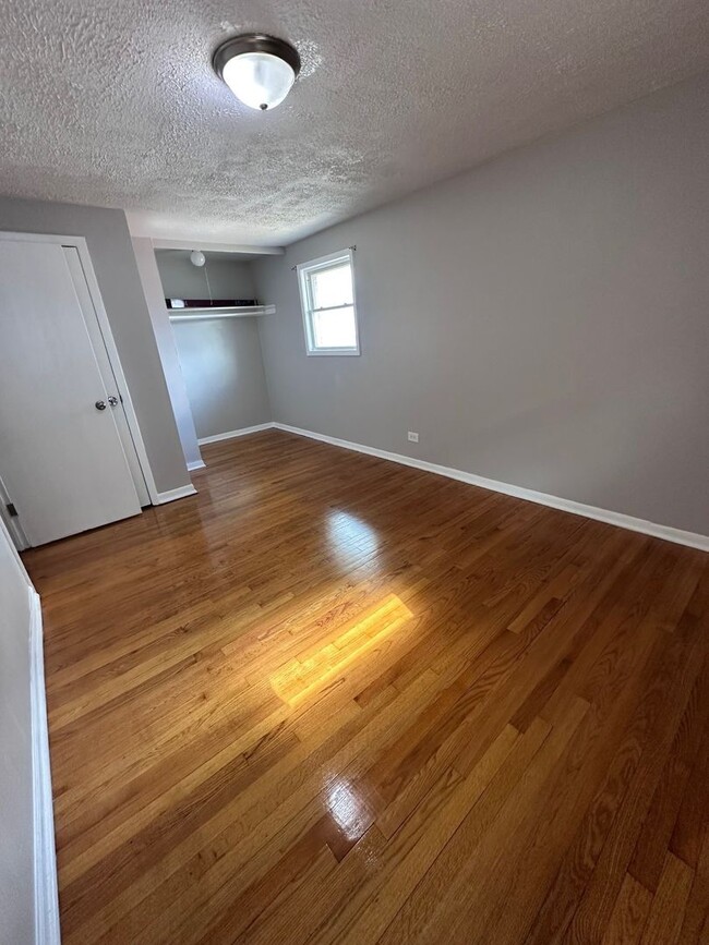 Building Photo - 4 BEDROOM VOUCHER*** Please TEXT (312)883-...