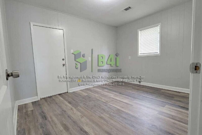 Building Photo - 909 E 8th St