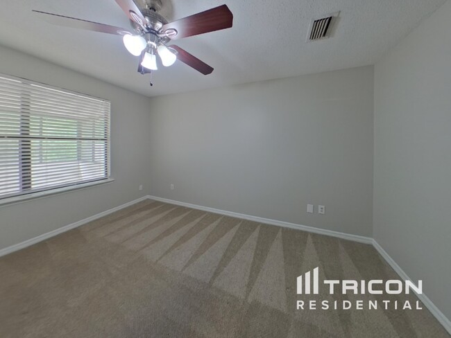 Building Photo - 6466 Diamond Leaf Ct N