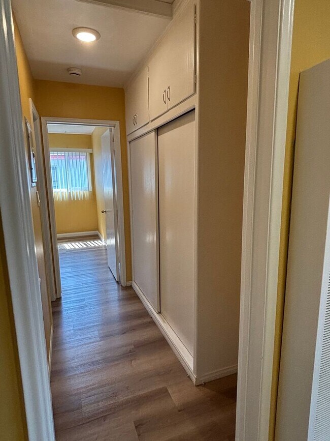 Building Photo - Spacious 1 bedroom available now in Long B...