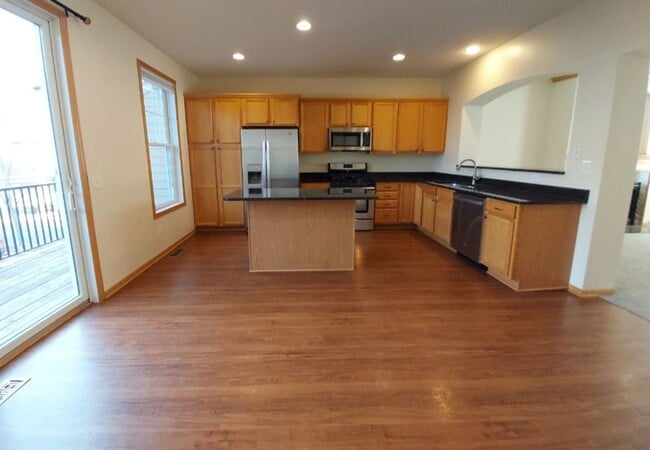 Building Photo - Great 3 Bedroom Townhome in Dancing Waters of Woodbury