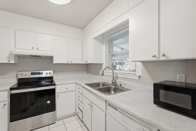 Building Photo - Ranch Style Home in Southside Savannah