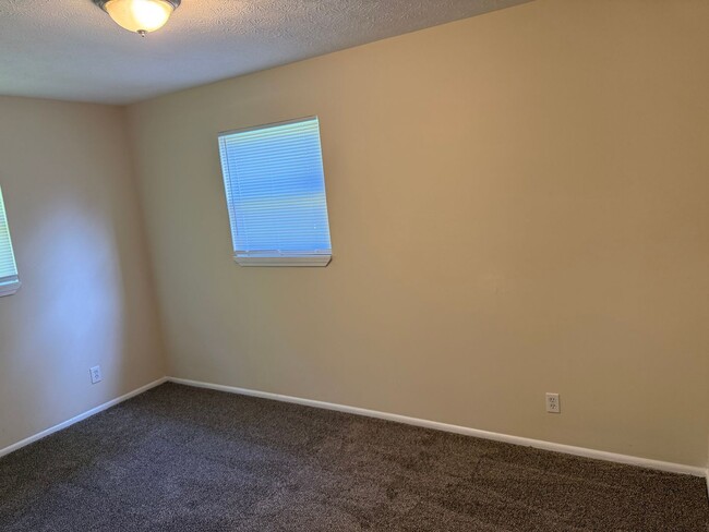 Building Photo - Move in ready 4 bedroom home!