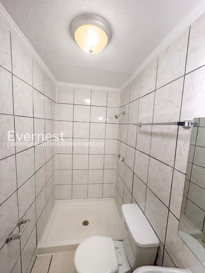 Building Photo - 539 Green St