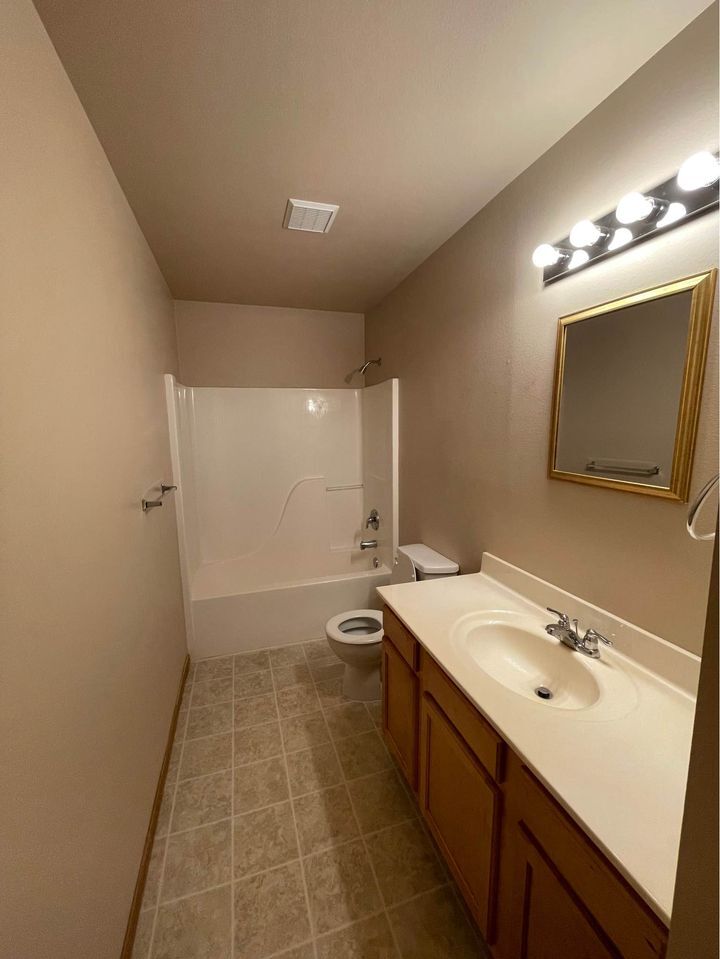 Building Photo - 12 Valley View Dr E