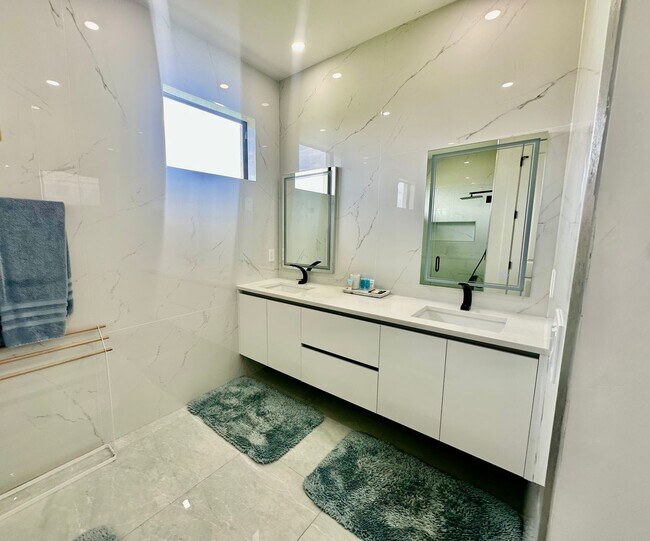 Building Photo - Fully Furnished Annual Rental- 3 Bedroom 2...