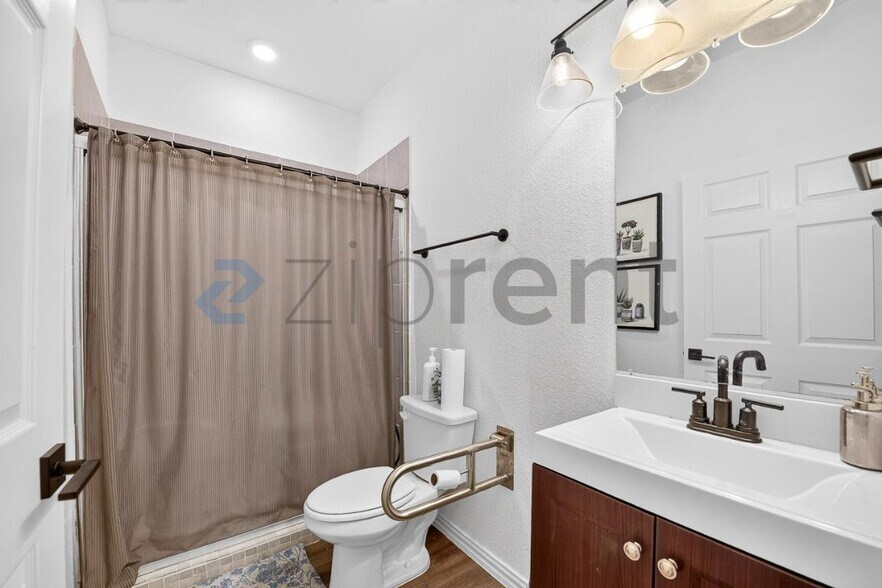 Building Photo - Unit