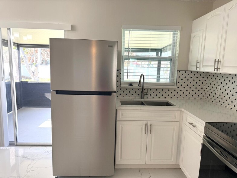 Building Photo - 699 NW Riverside Dr