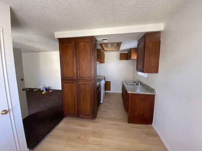 Building Photo - Addorable 2 BD 1 BA SW Apt with Coin opera...