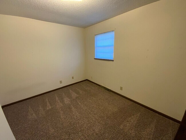 Building Photo - 560 NE Park Ln