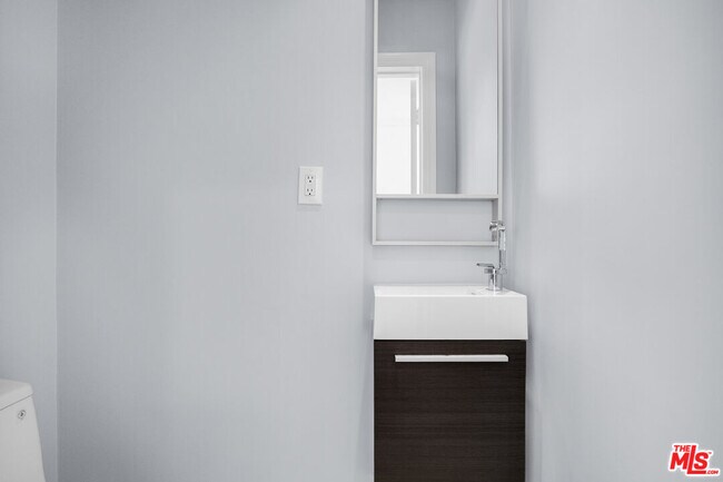 Building Photo - 1 Ironsides St