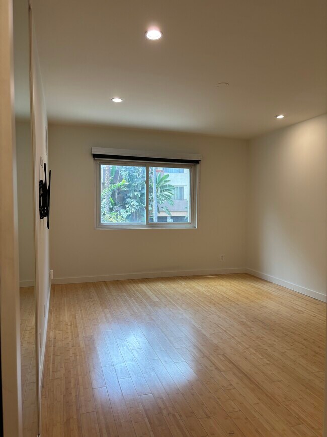 Building Photo - 1250 N Kings Rd