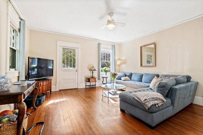 Building Photo - Prime UNC Location – 2BR Home Across from UNC Public Health