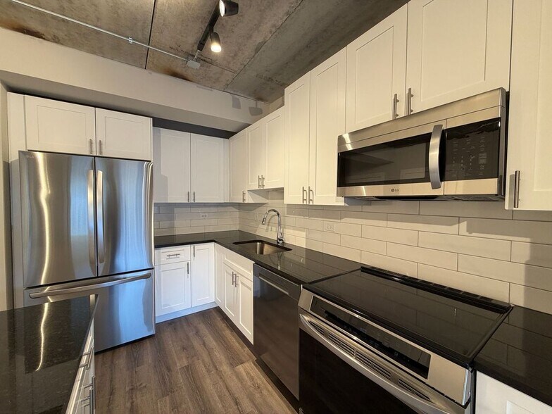 Building Photo - 952 W Carmen Ave