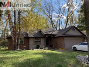 Building Photo - House for Rent 3 BR, 2 bath house, main floor laundry, 2 fireplaces, attached garage, Dakota Dunes
