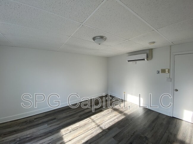 Building Photo - 5 Center Square