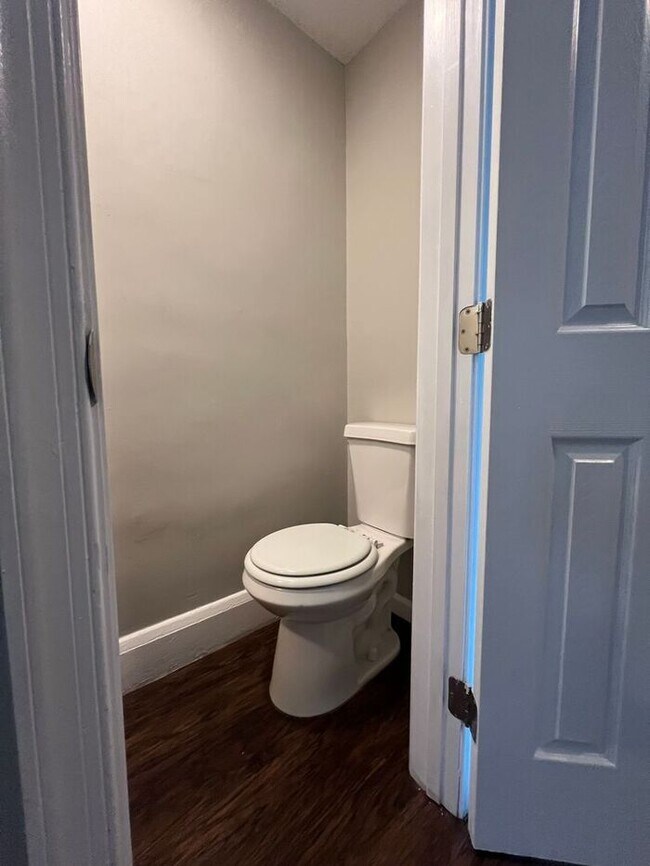 Building Photo - 3 Bedroom 1.5 Bathroom Townhome