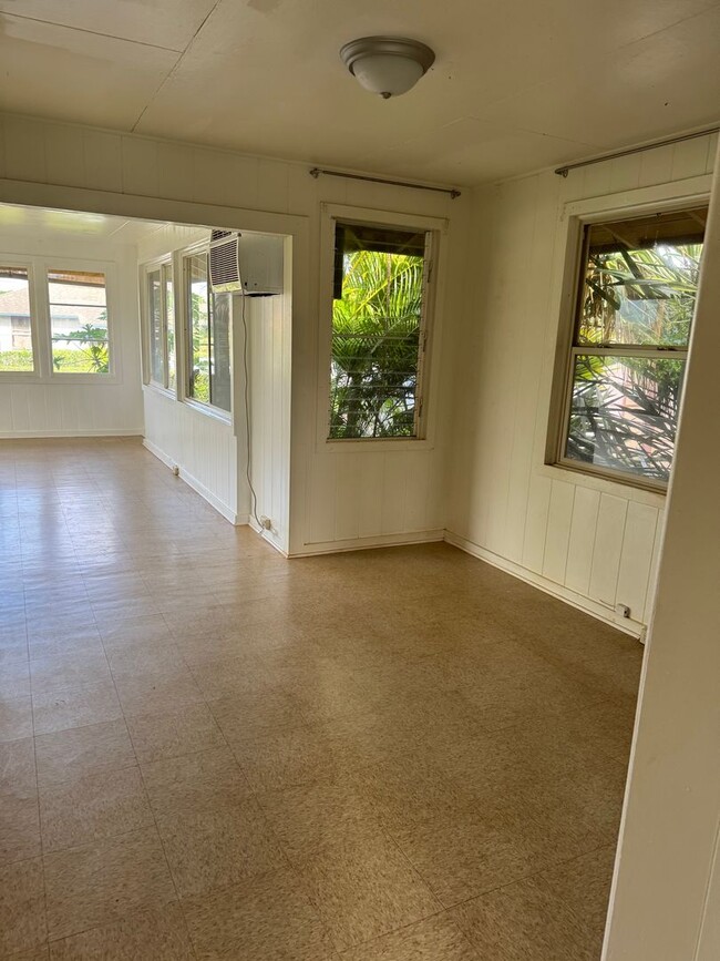 Building Photo - Waialua two bedroom house with maids quarters