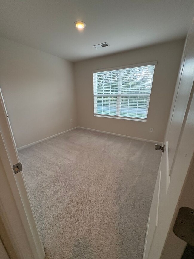 Building Photo - 3 Bedroom 2.5  Bath Townhome in Travelers ...