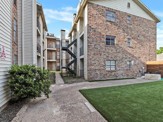 Building Photo - 9520 Royal Ln