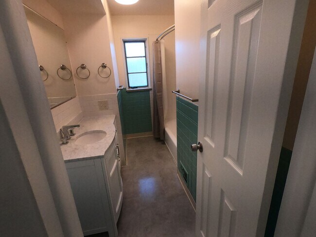 Building Photo - Beautifully remodeled 3 bed 2.5 bath house in Broomfield