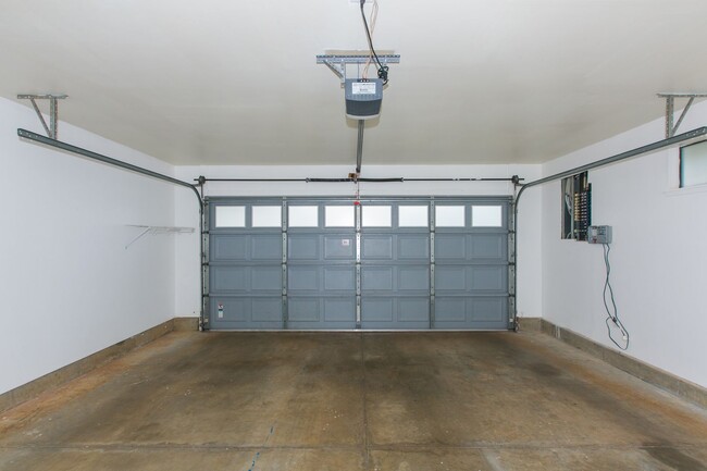 Building Photo - BACK ON MARKET**Single level spacious home...