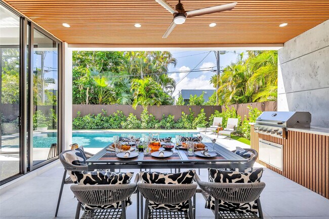 Building Photo - 727 NE 17th Way