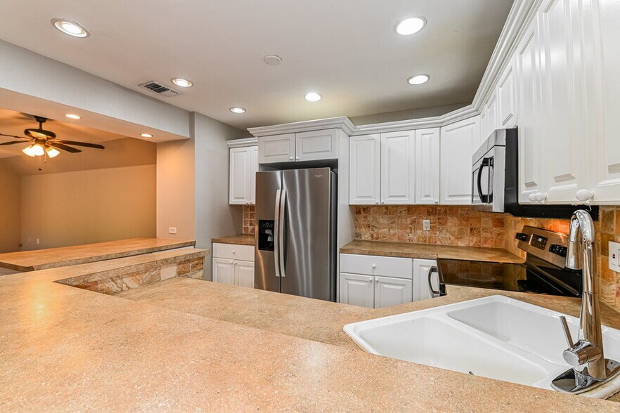 Building Photo - 10907 Meadow Lark Cove Dr