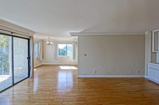 Building Photo - Bright & Airy, 2nd Floor, Corner Unit Cond...