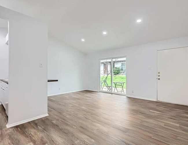Building Photo - 1301 Hollow Creek Dr