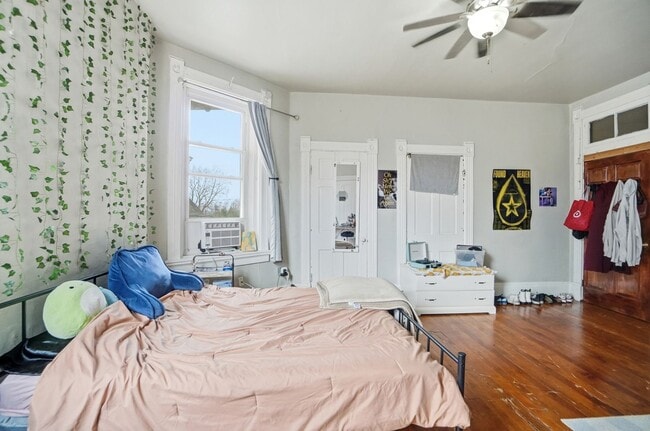 Building Photo - 7 bed/2 bath on Rohs St., Mins. from UC for Only $600/pp ($4,200/mo)!