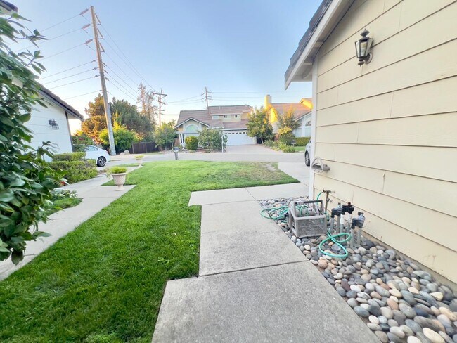 Building Photo - 479 Tioga Ct
