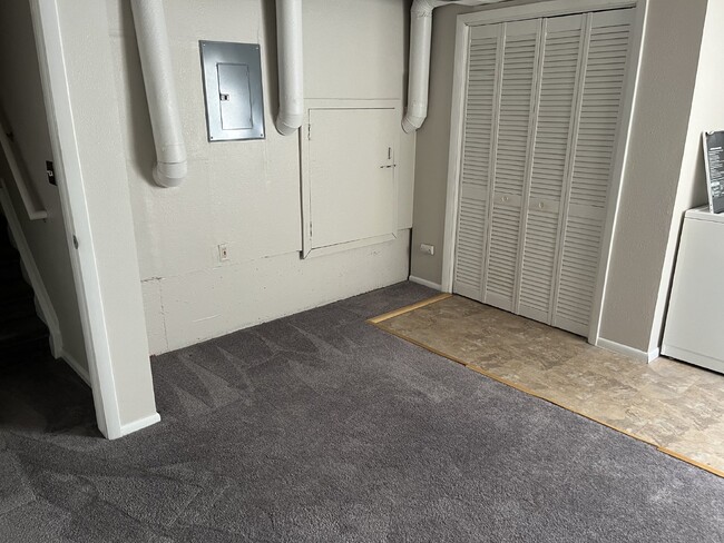 Building Photo - Beautiful townhome is Crown Point II!