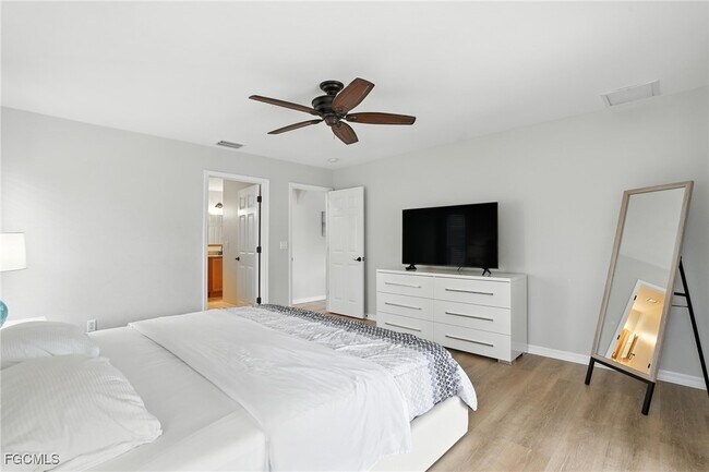 Building Photo - 3023 SW 23rd Ave