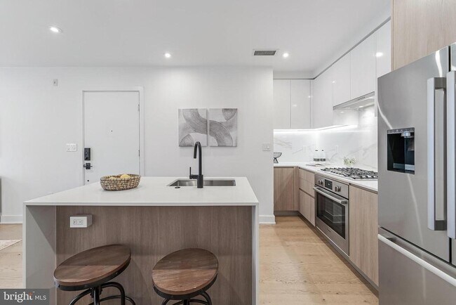 Building Photo - 4017 Davis Pl NW