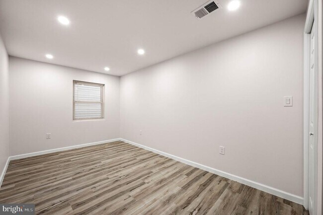 Building Photo - 437 W Girard Ave